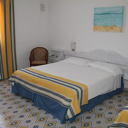 Hotel Tre Botti Baja Sardinia Exterior foto